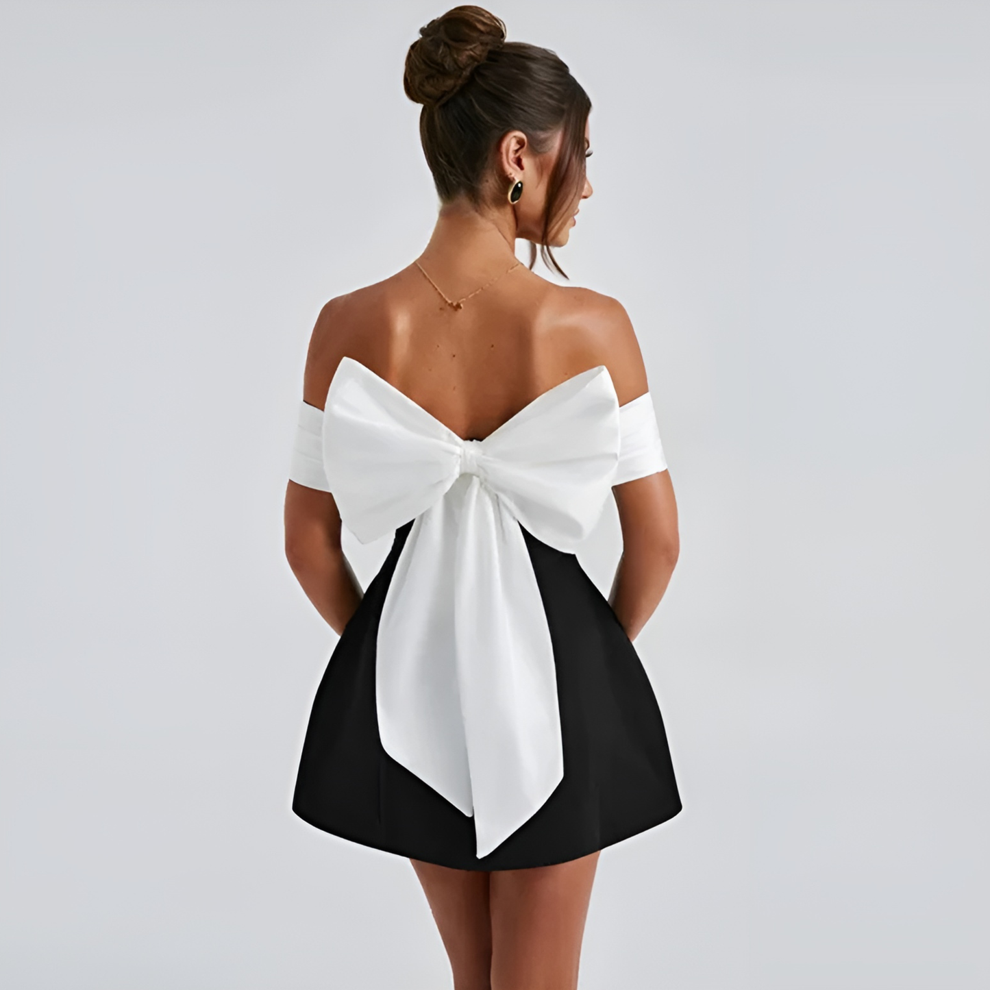 Robe asymétrique élégante avec nœud contrasté