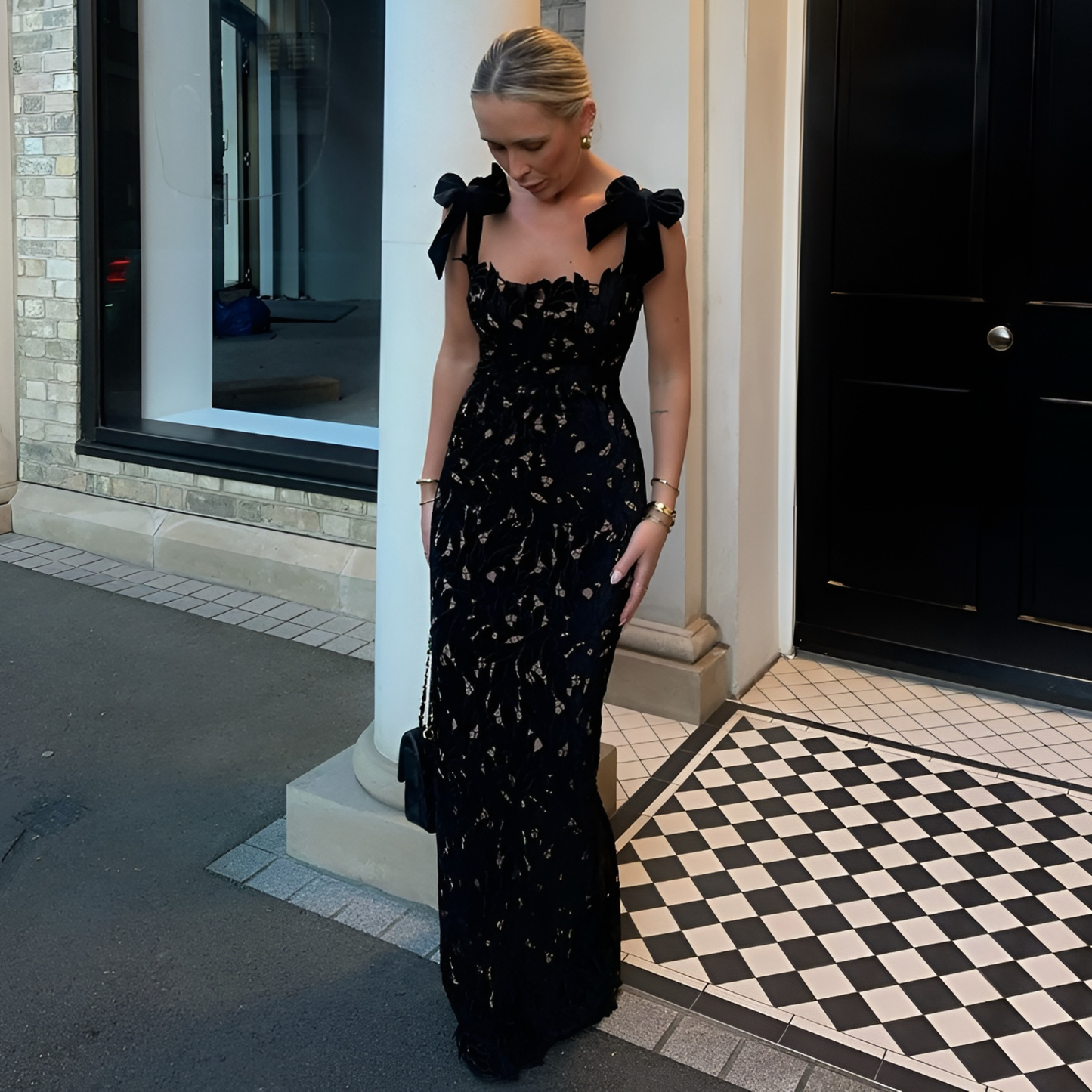 Robe élégante en dentelle noire avec nœuds en velours