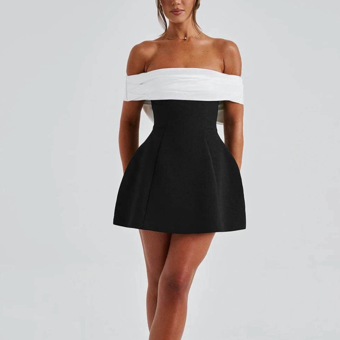 Robe asymétrique élégante avec nœud contrasté