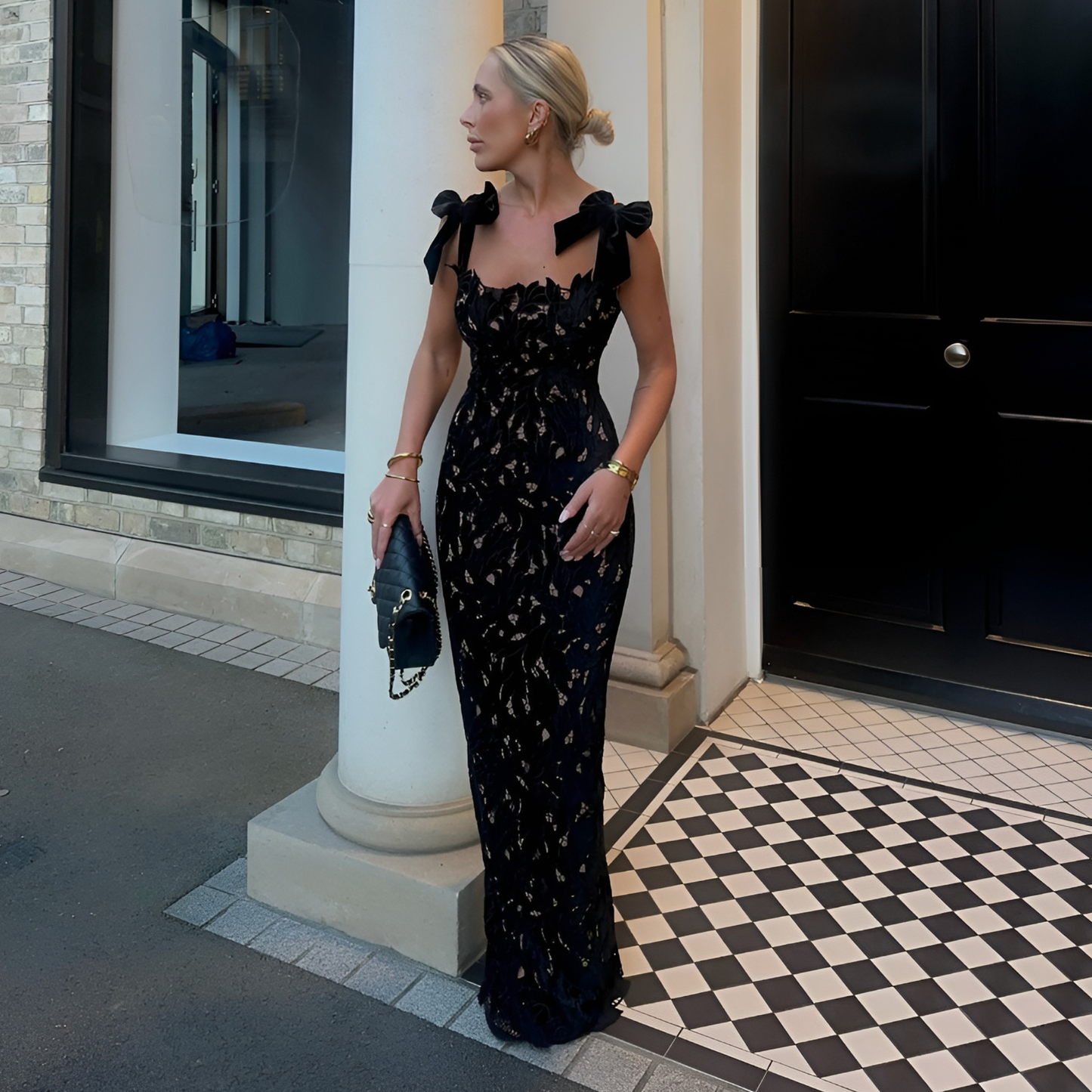 Robe élégante en dentelle noire avec nœuds en velours