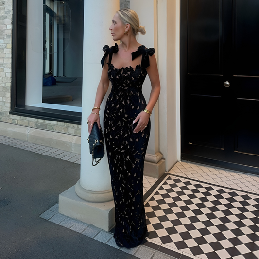 Robe élégante en dentelle noire avec nœuds en velours